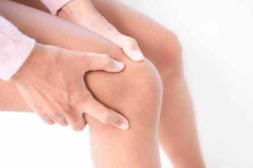 Hands holding a knee